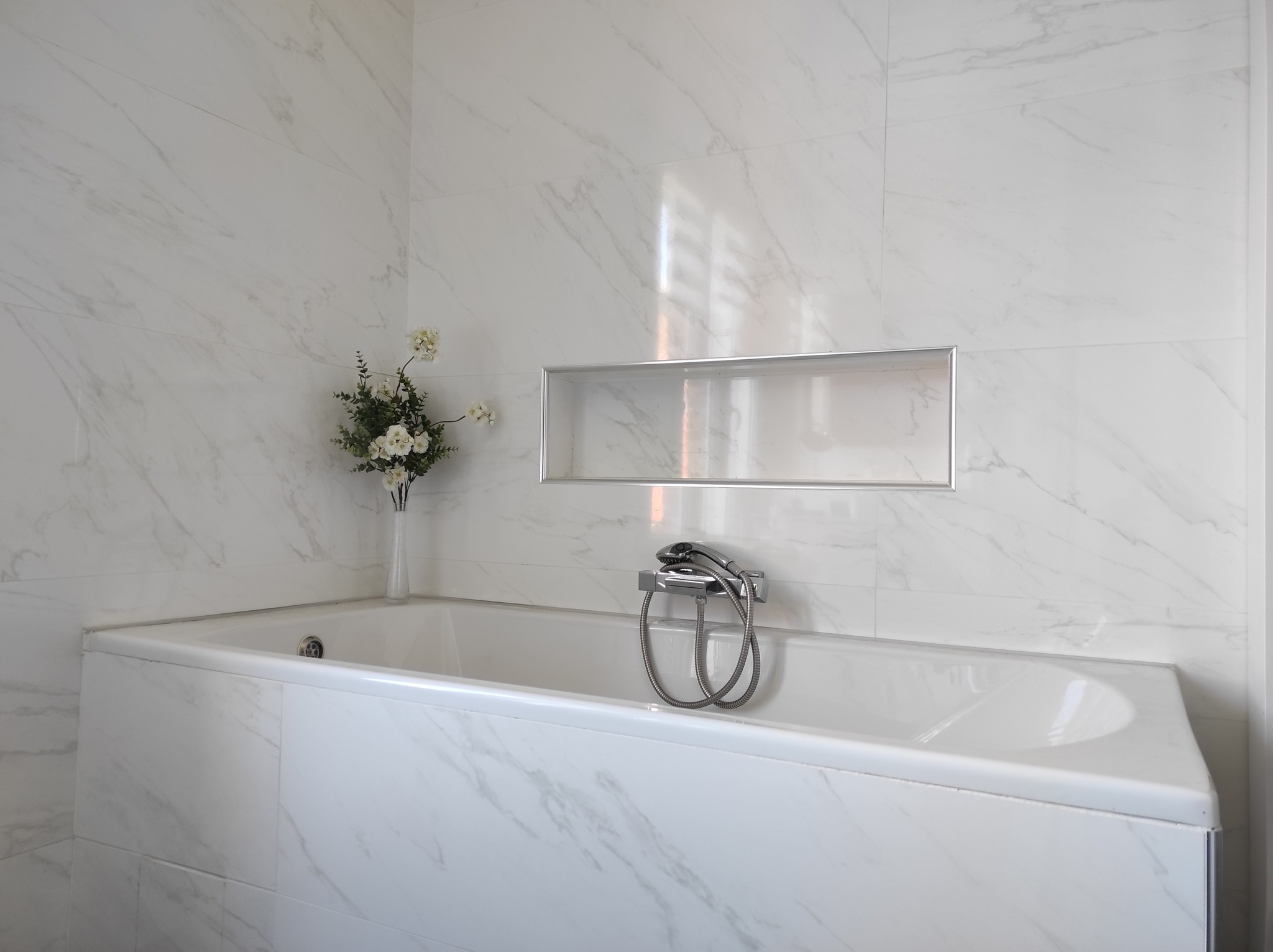 Salle de bains et baignoire imitation marbre blanc