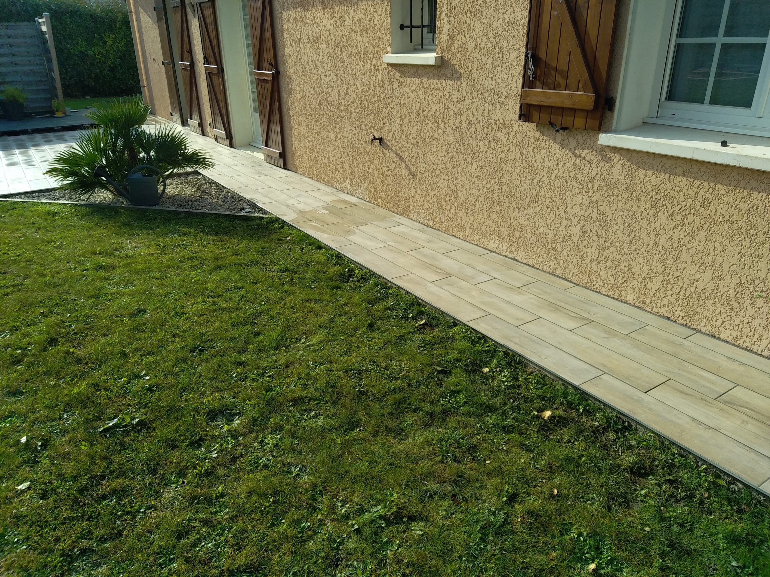 Terrasse imitation parquet contours de la maison